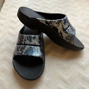 Oofos Slides